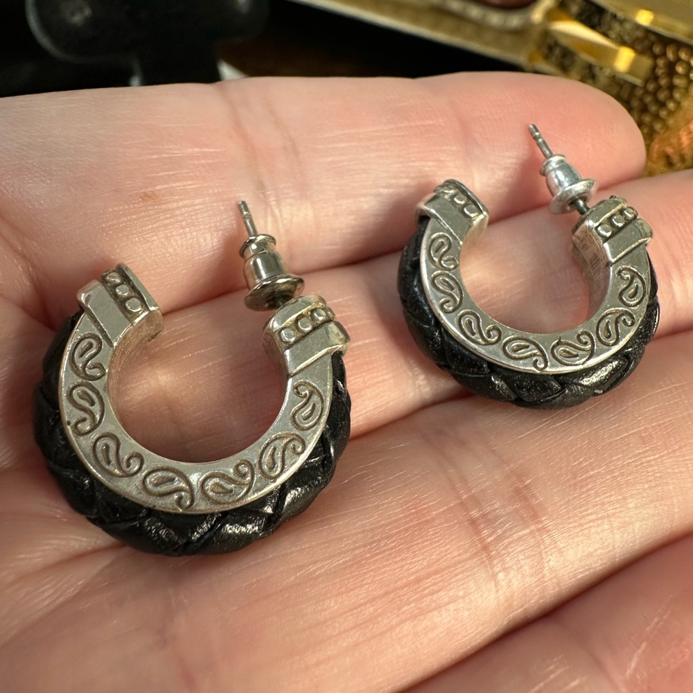 Minimalist silvertone earrings with braided leather design